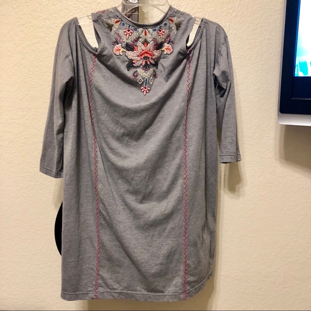 JOHNNY WAS Ninda Cold Shoulder Embroidered Tunic - Picture 7 of 8